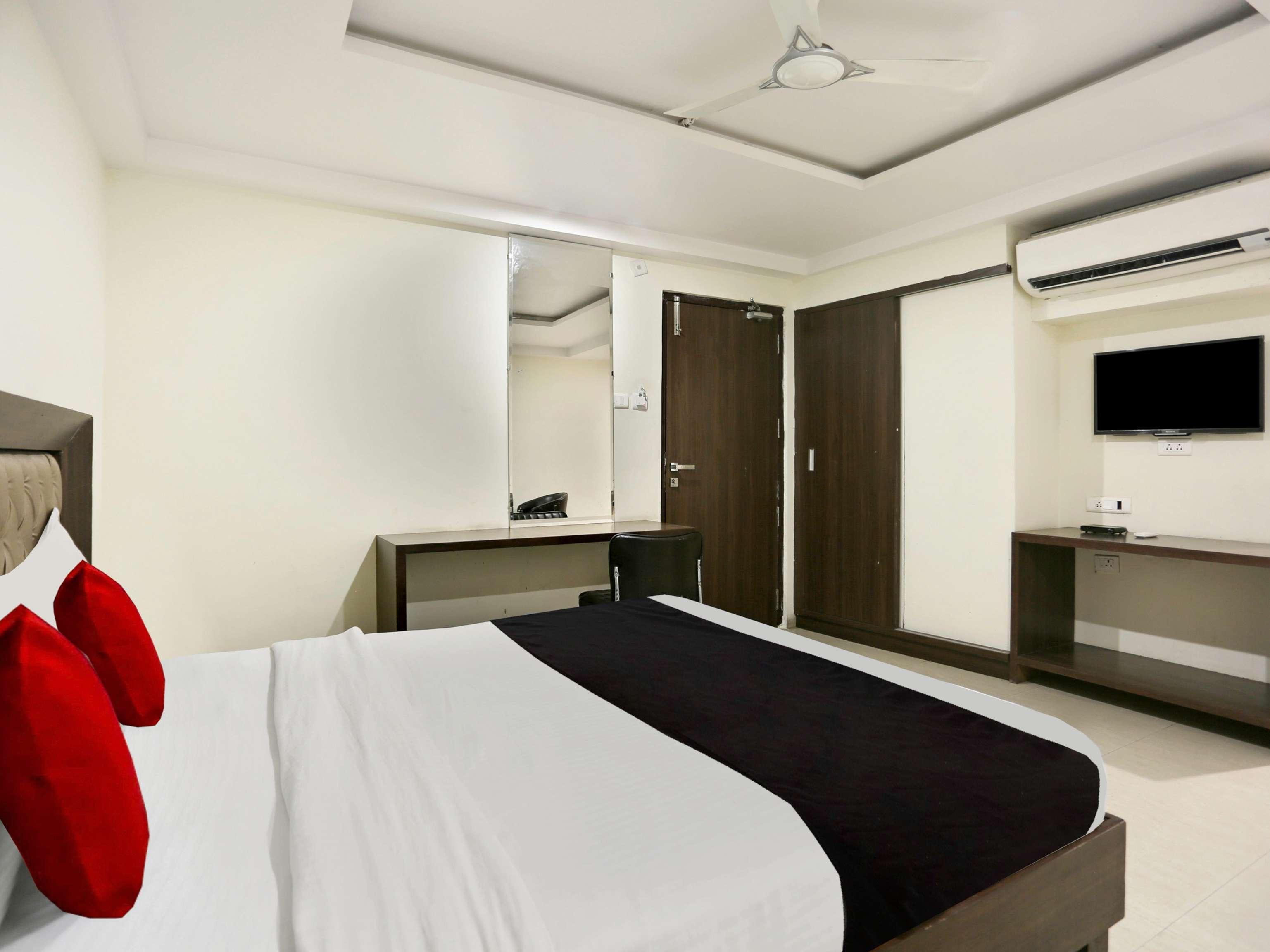 Townhouse Halcyon Deccan Inn Near Shilparamam Kondapur  Exterior foto