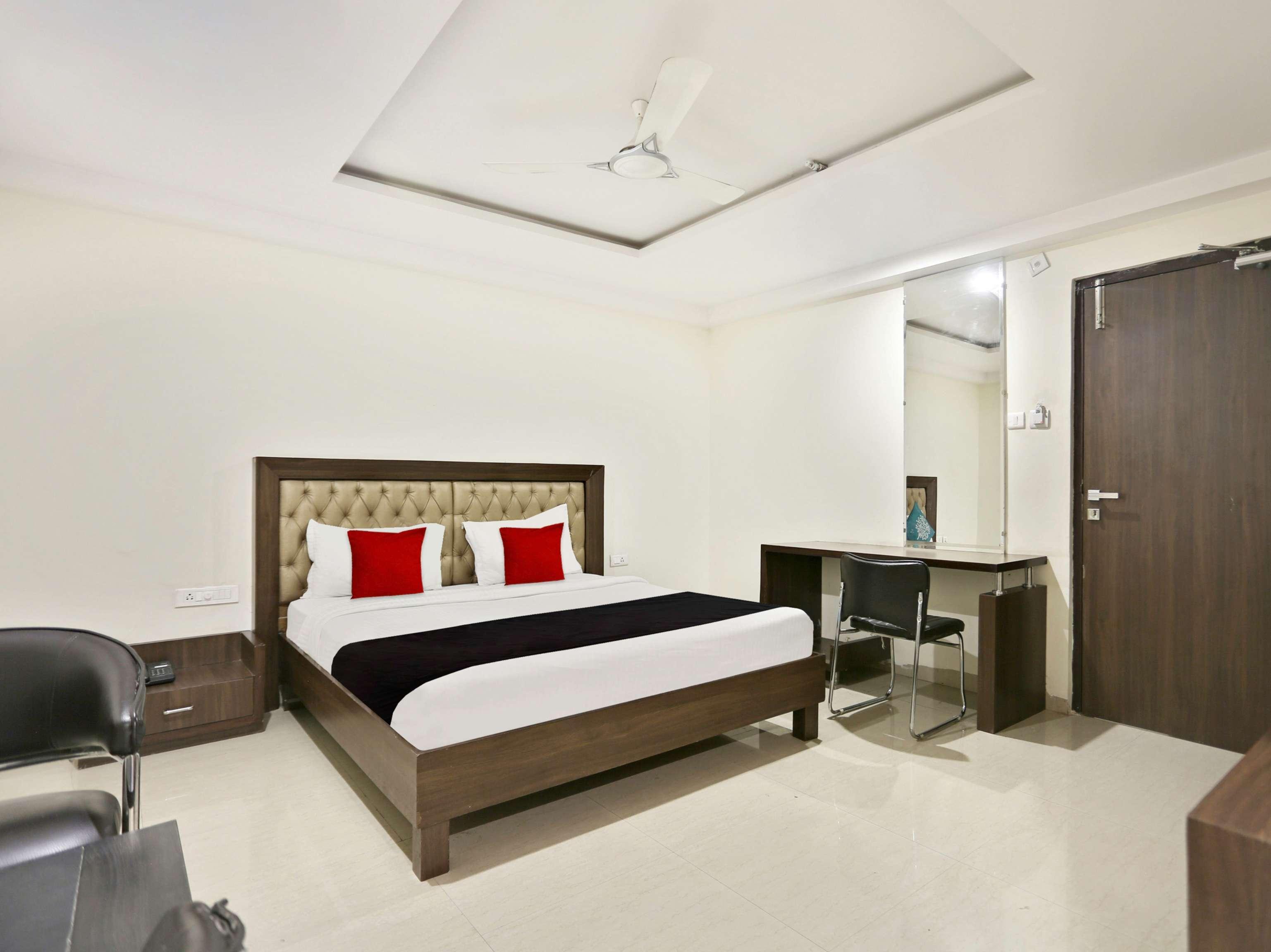 Townhouse Halcyon Deccan Inn Near Shilparamam Kondapur  Exterior foto