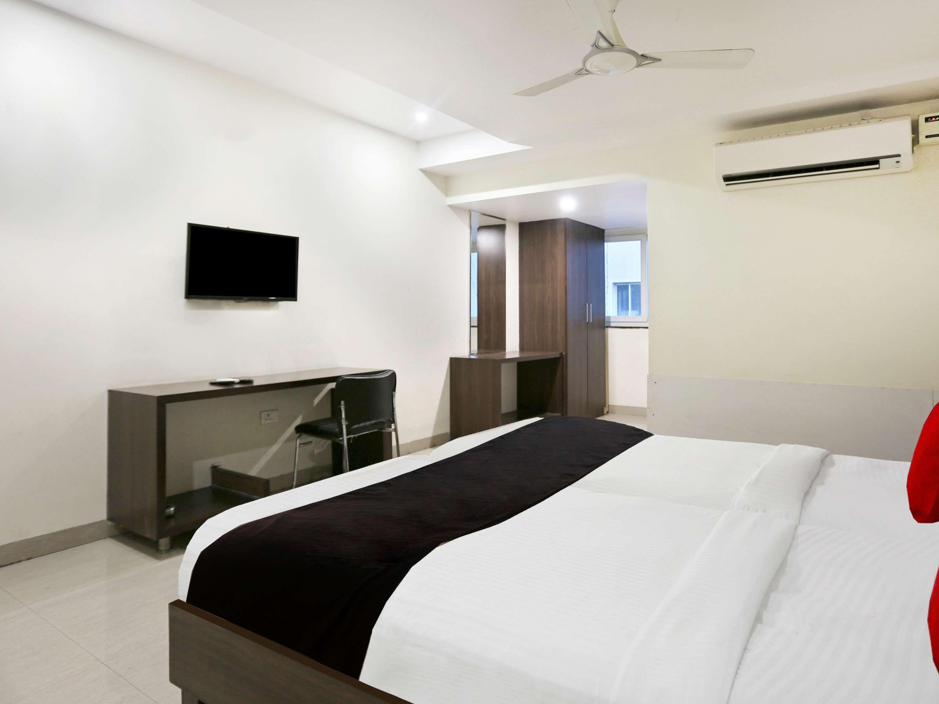 Townhouse Halcyon Deccan Inn Near Shilparamam Kondapur  Exterior foto