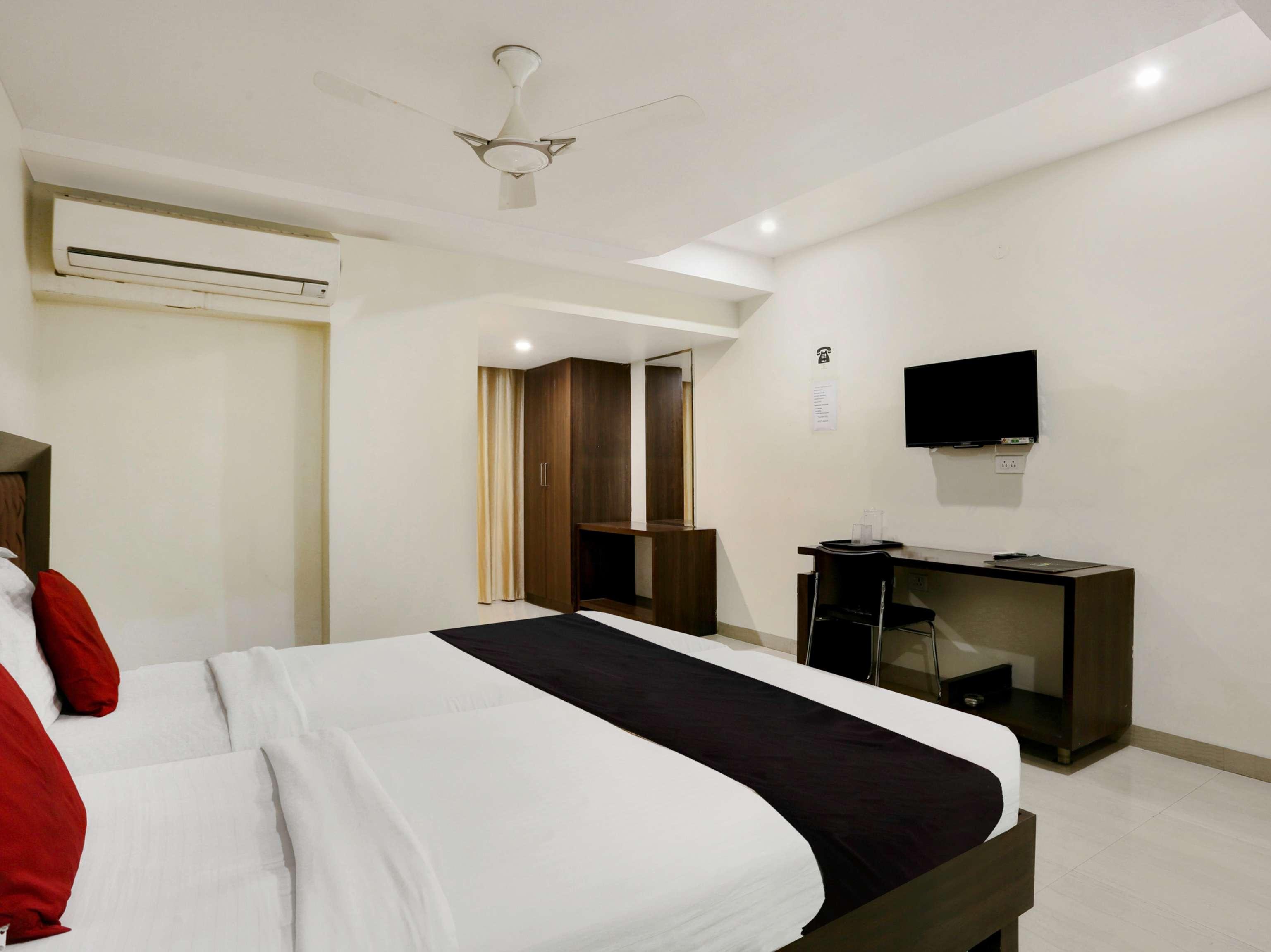 Townhouse Halcyon Deccan Inn Near Shilparamam Kondapur  Exterior foto