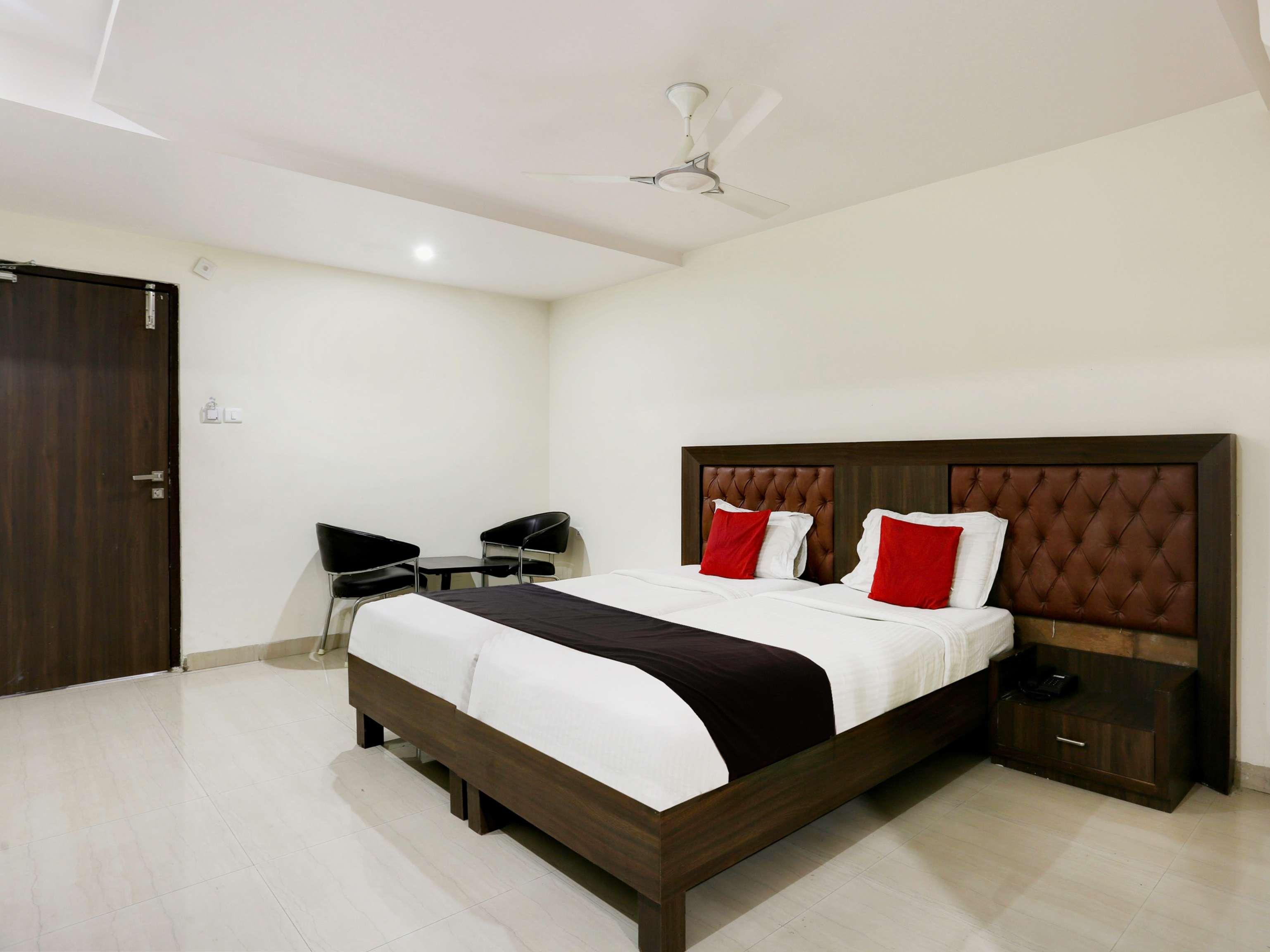 Townhouse Halcyon Deccan Inn Near Shilparamam Kondapur  Exterior foto