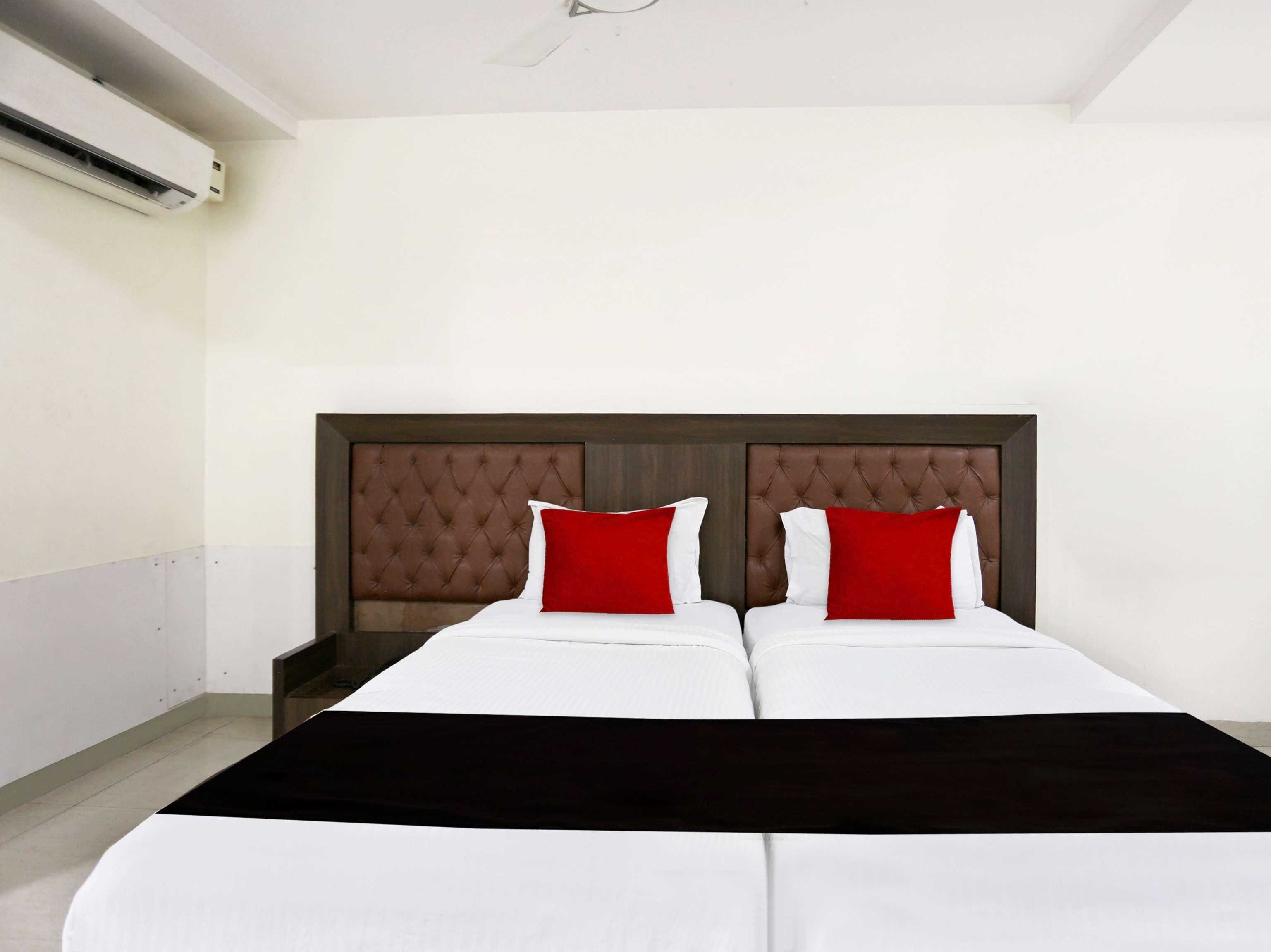 Townhouse Halcyon Deccan Inn Near Shilparamam Kondapur  Exterior foto