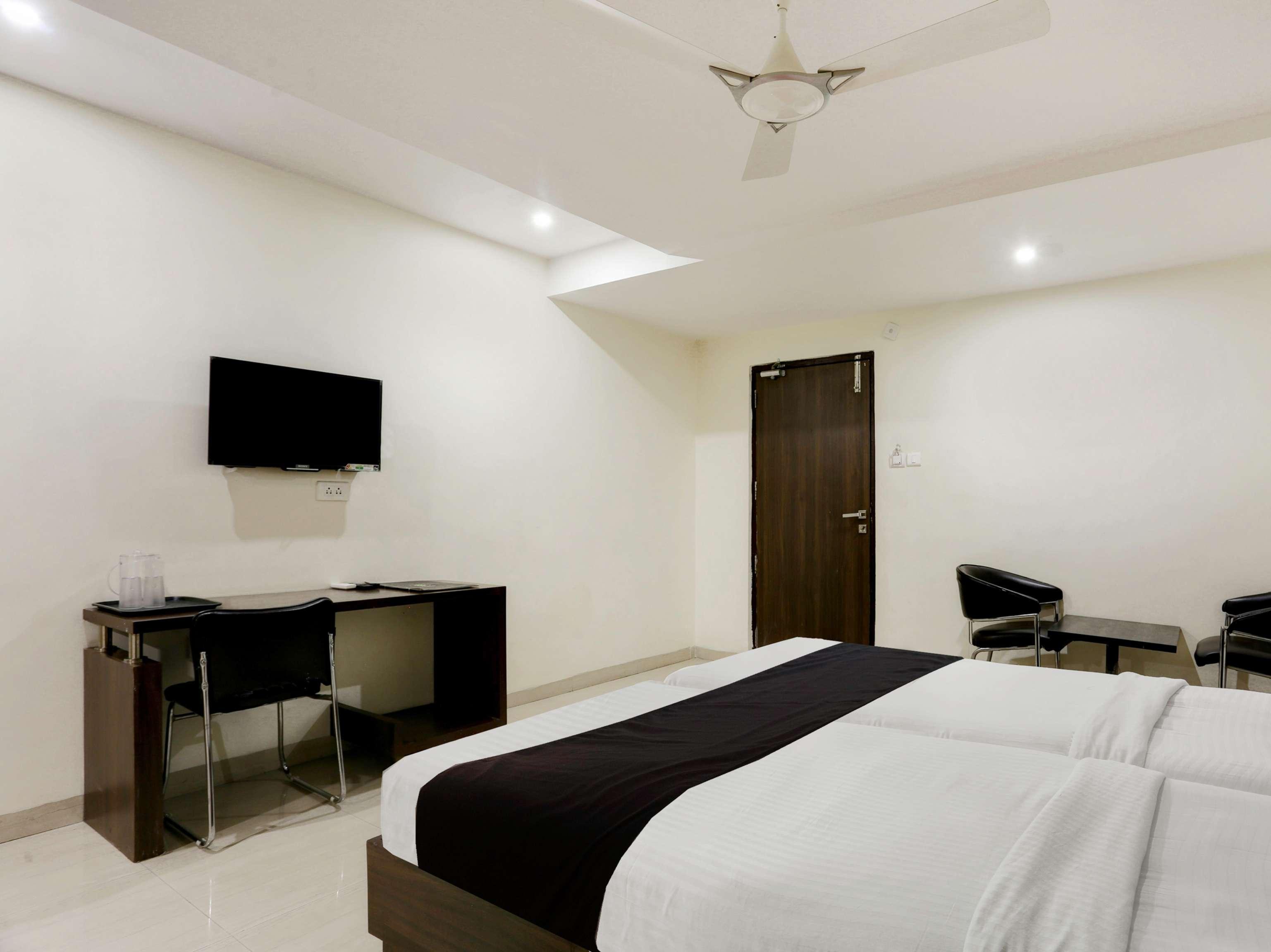 Townhouse Halcyon Deccan Inn Near Shilparamam Kondapur  Exterior foto