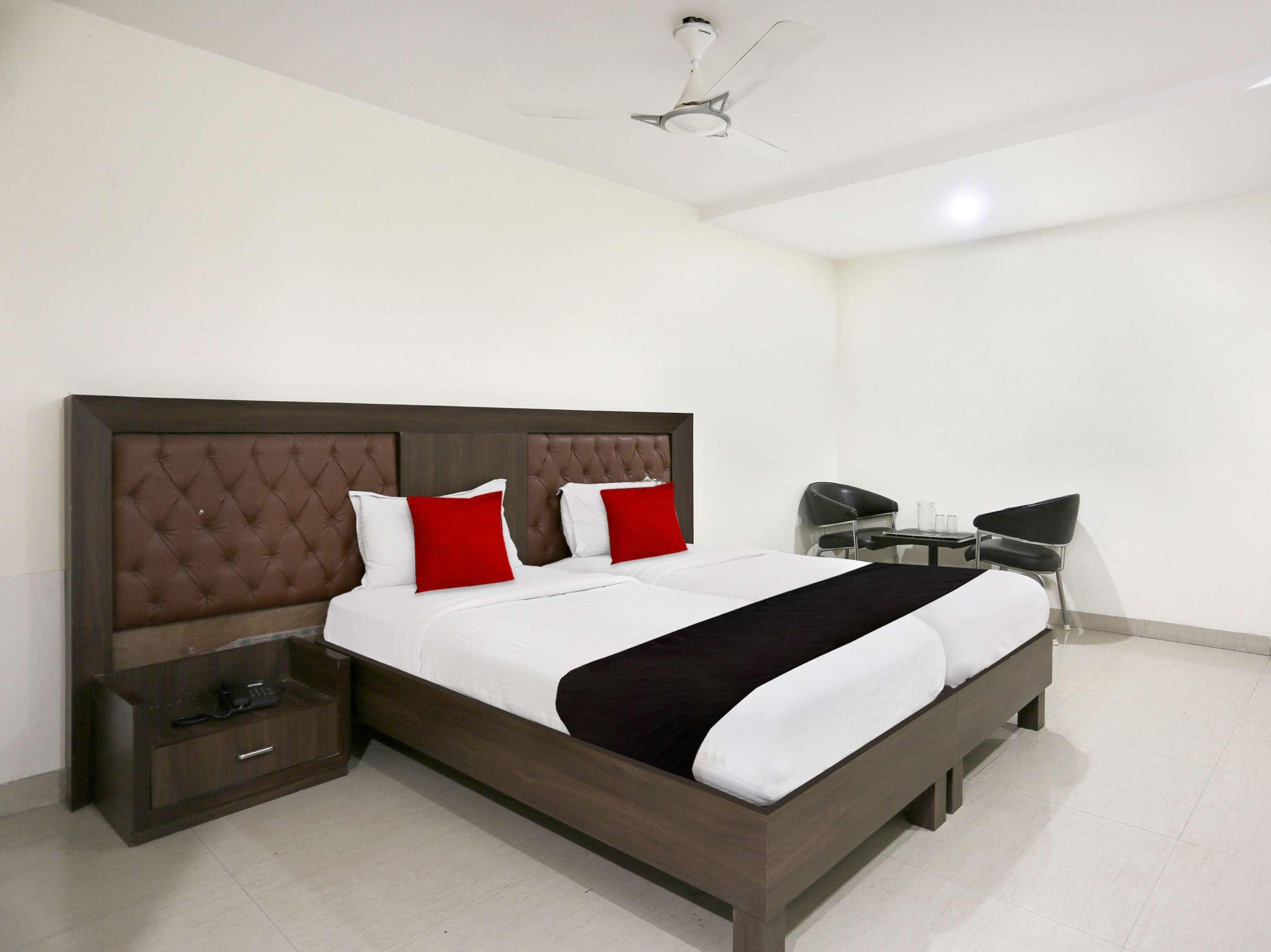 Townhouse Halcyon Deccan Inn Near Shilparamam Kondapur  Exterior foto
