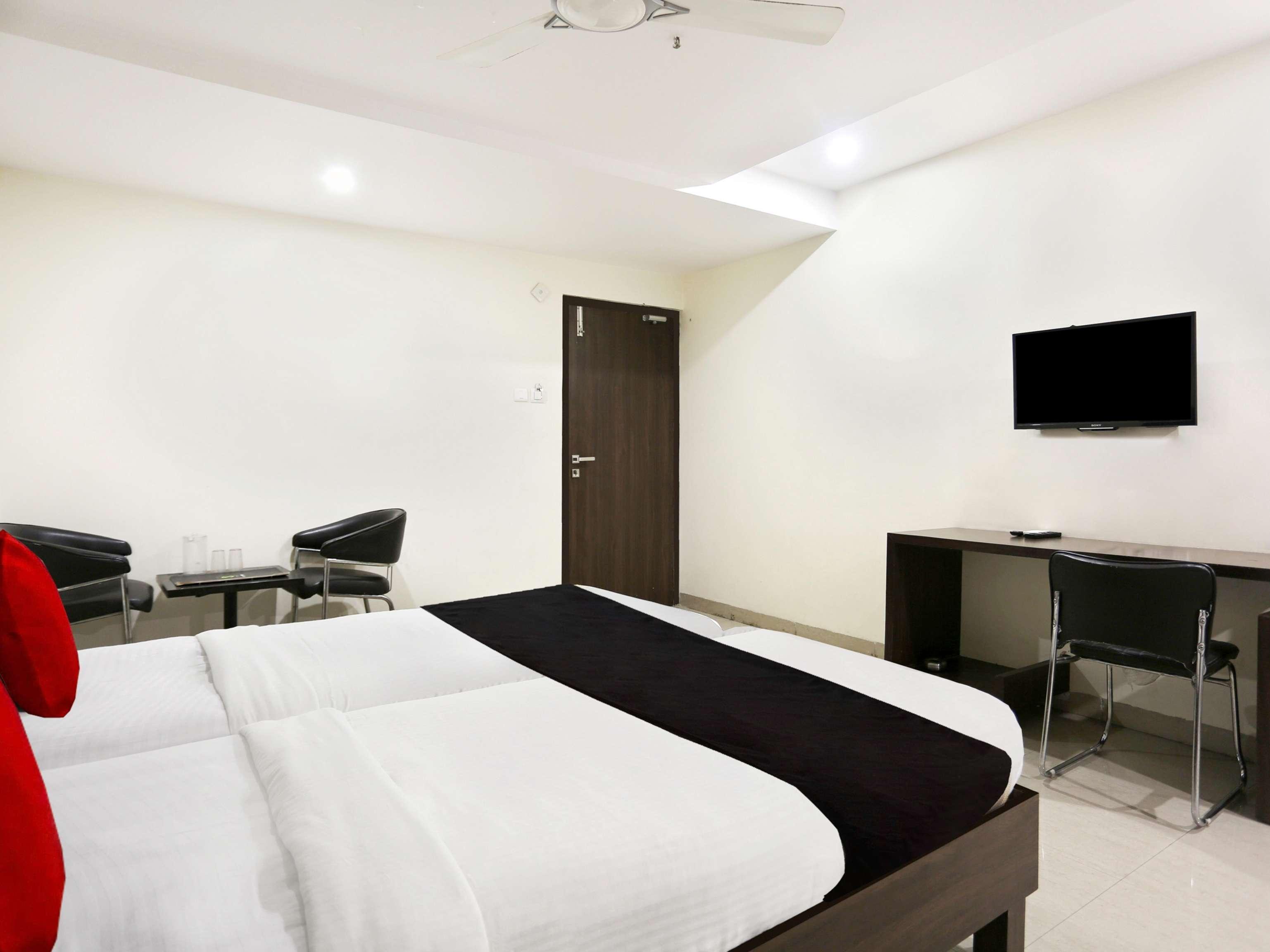 Townhouse Halcyon Deccan Inn Near Shilparamam Kondapur  Exterior foto