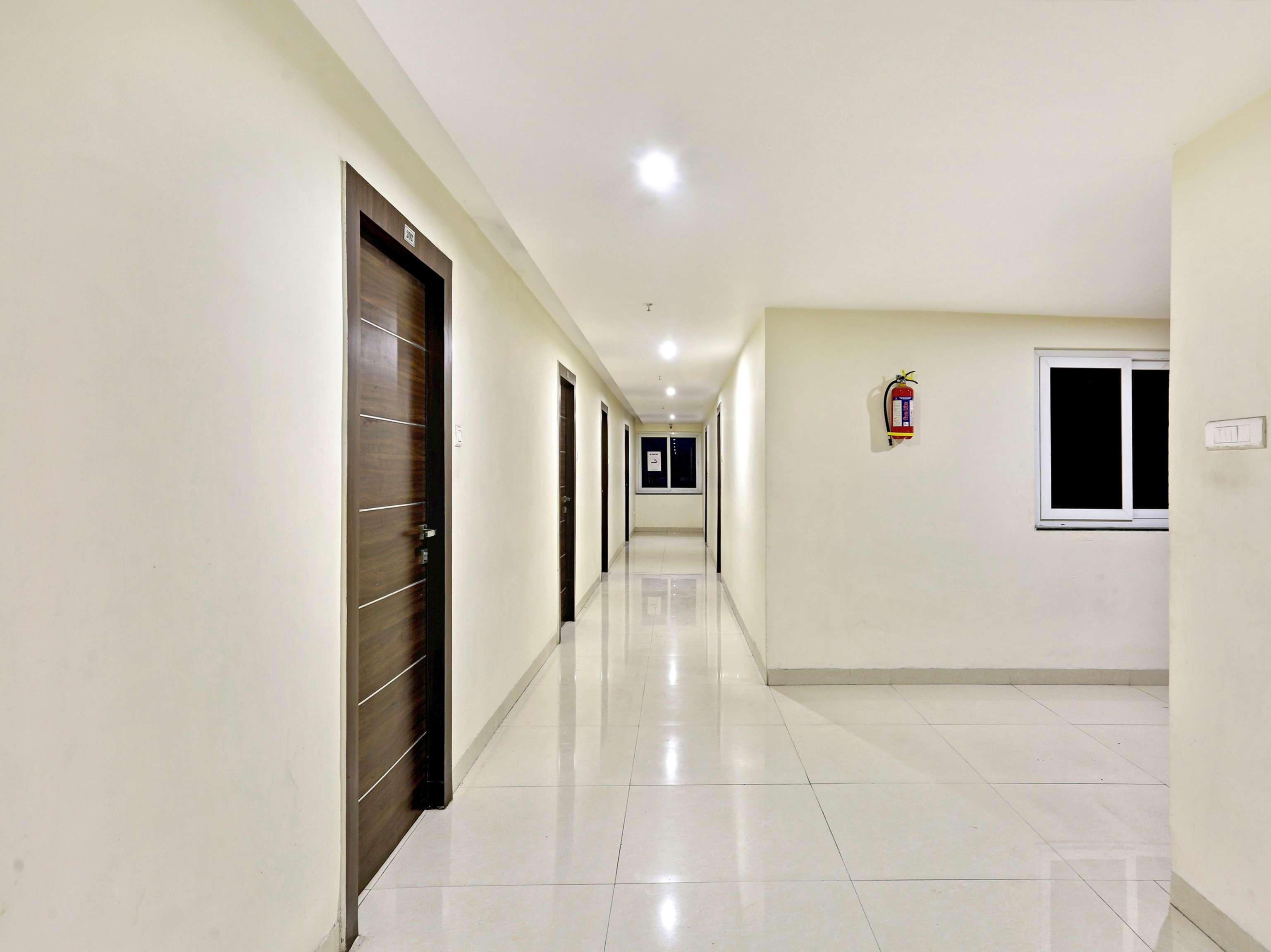 Townhouse Halcyon Deccan Inn Near Shilparamam Kondapur  Exterior foto
