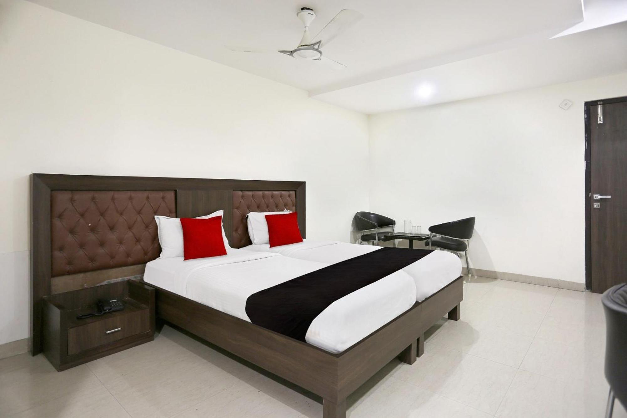 Townhouse Halcyon Deccan Inn Near Shilparamam Kondapur  Exterior foto
