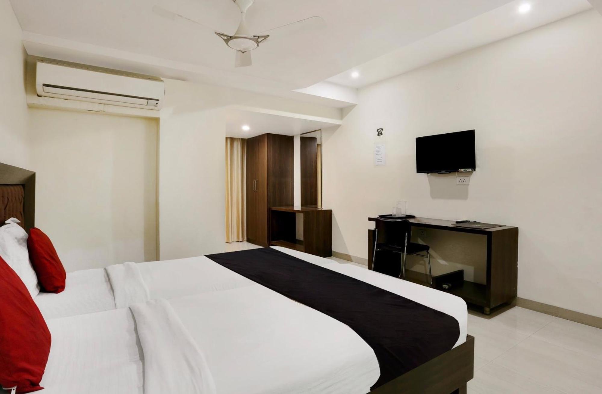 Townhouse Halcyon Deccan Inn Near Shilparamam Kondapur  Exterior foto