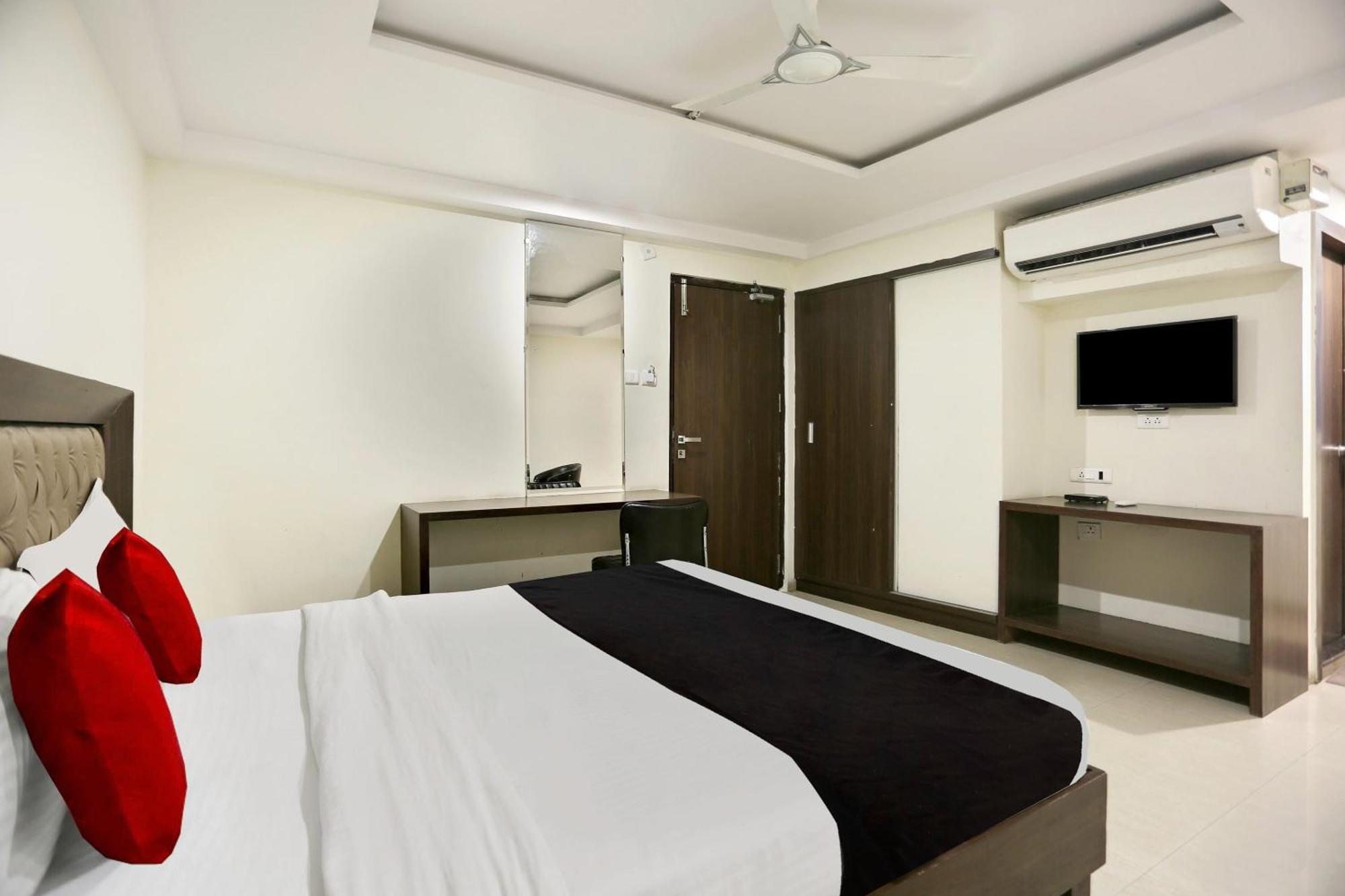 Townhouse Halcyon Deccan Inn Near Shilparamam Kondapur  Exterior foto