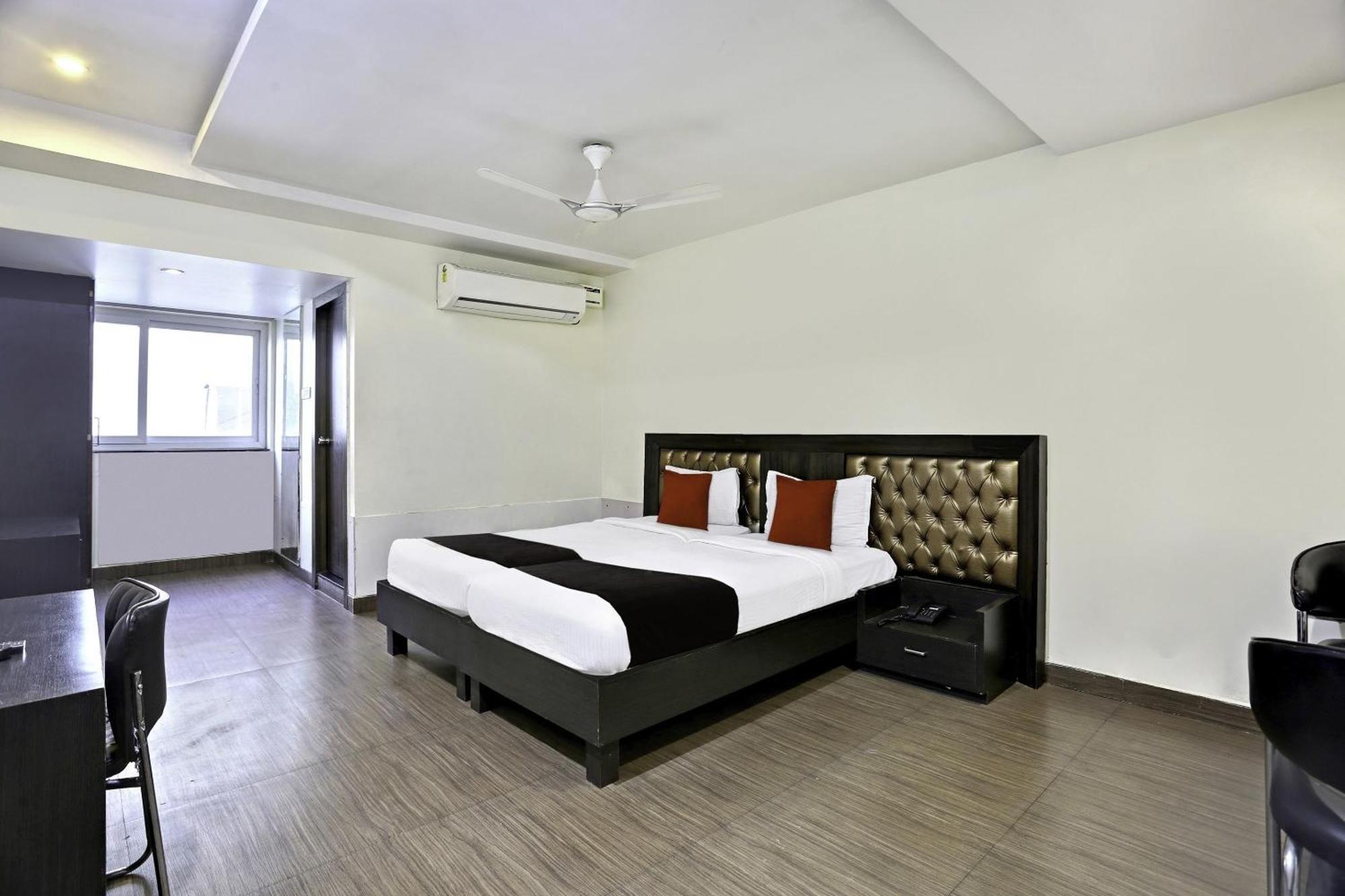 Townhouse Halcyon Deccan Inn Near Shilparamam Kondapur  Exterior foto