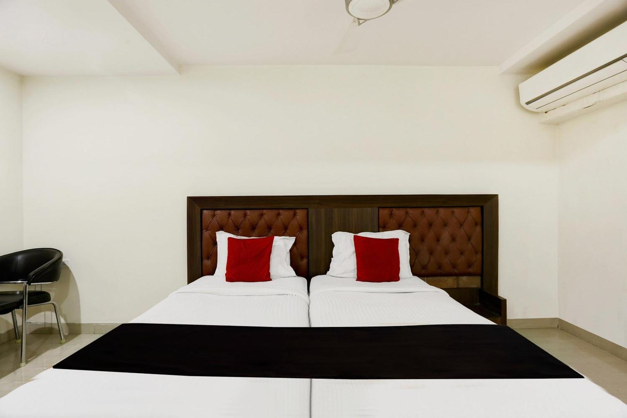 Townhouse Halcyon Deccan Inn Near Shilparamam Kondapur  Exterior foto
