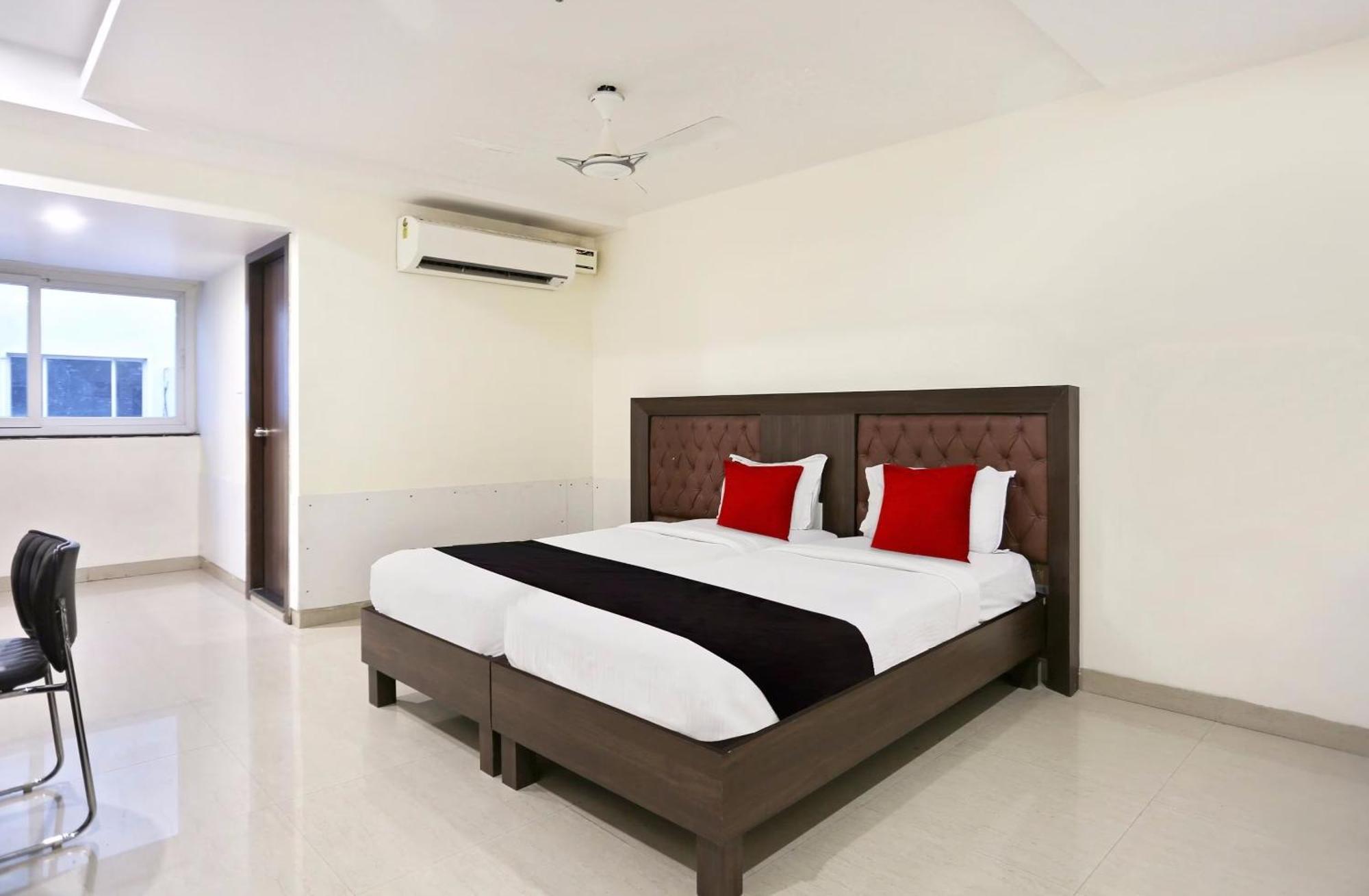 Townhouse Halcyon Deccan Inn Near Shilparamam Kondapur  Exterior foto