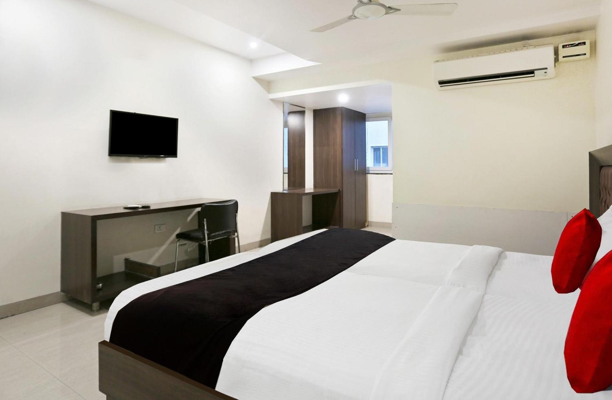 Townhouse Halcyon Deccan Inn Near Shilparamam Kondapur  Exterior foto