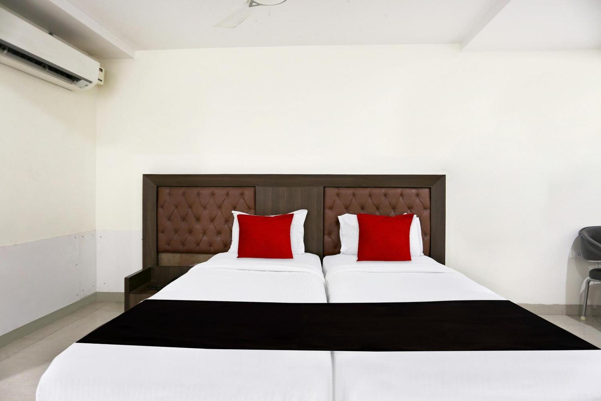 Townhouse Halcyon Deccan Inn Near Shilparamam Kondapur  Exterior foto