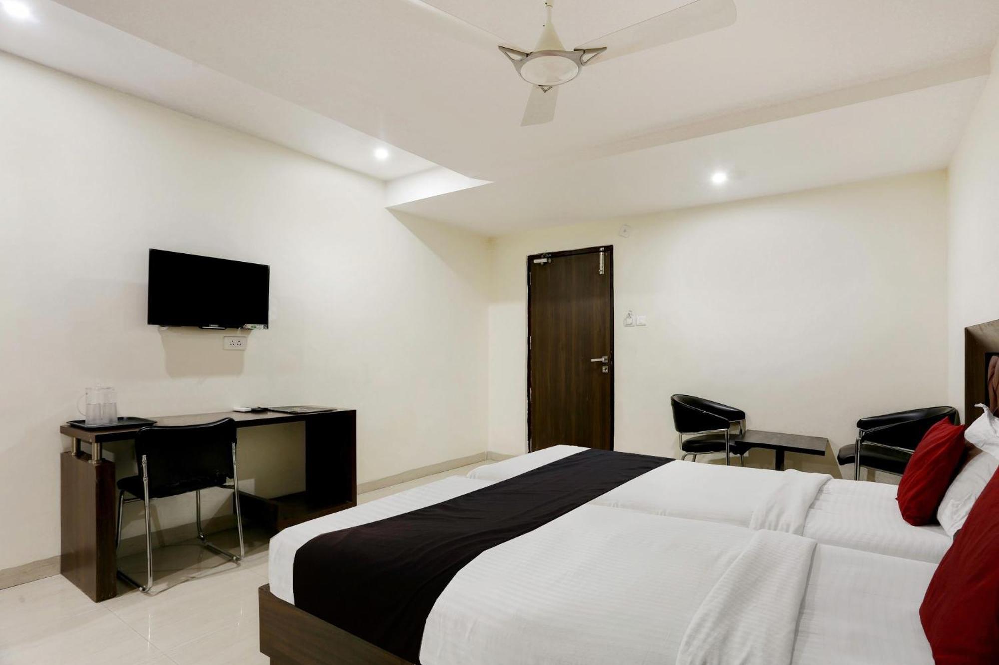 Townhouse Halcyon Deccan Inn Near Shilparamam Kondapur  Exterior foto