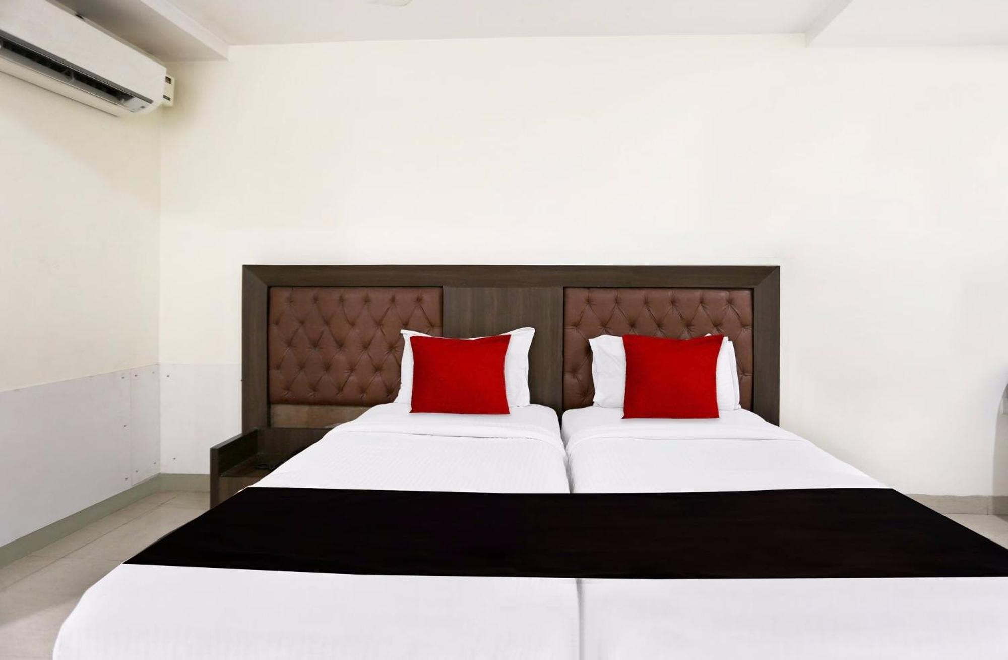 Townhouse Halcyon Deccan Inn Near Shilparamam Kondapur  Exterior foto