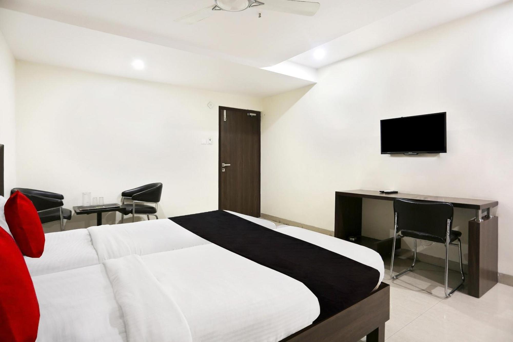 Townhouse Halcyon Deccan Inn Near Shilparamam Kondapur  Exterior foto