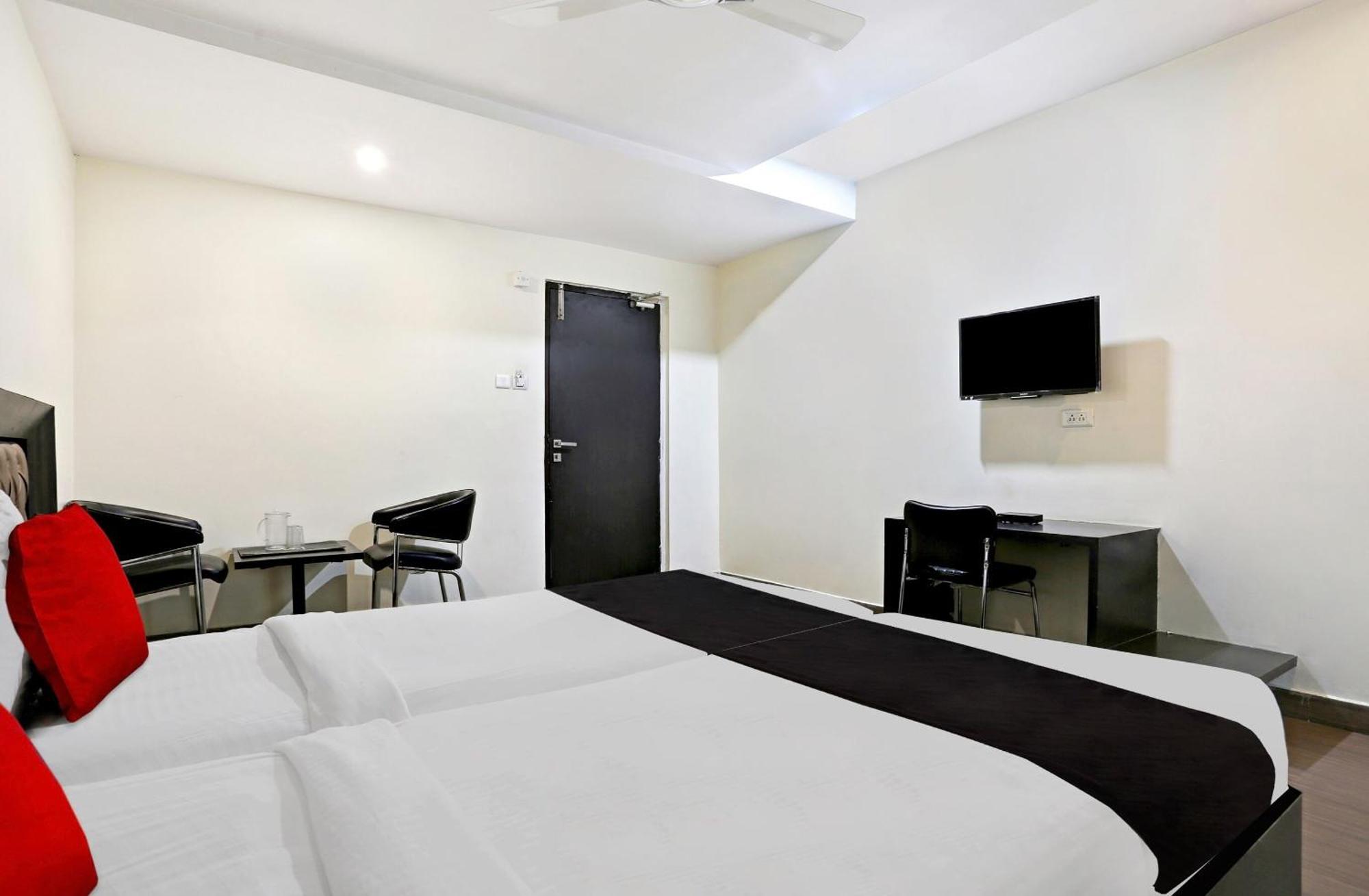 Townhouse Halcyon Deccan Inn Near Shilparamam Kondapur  Exterior foto