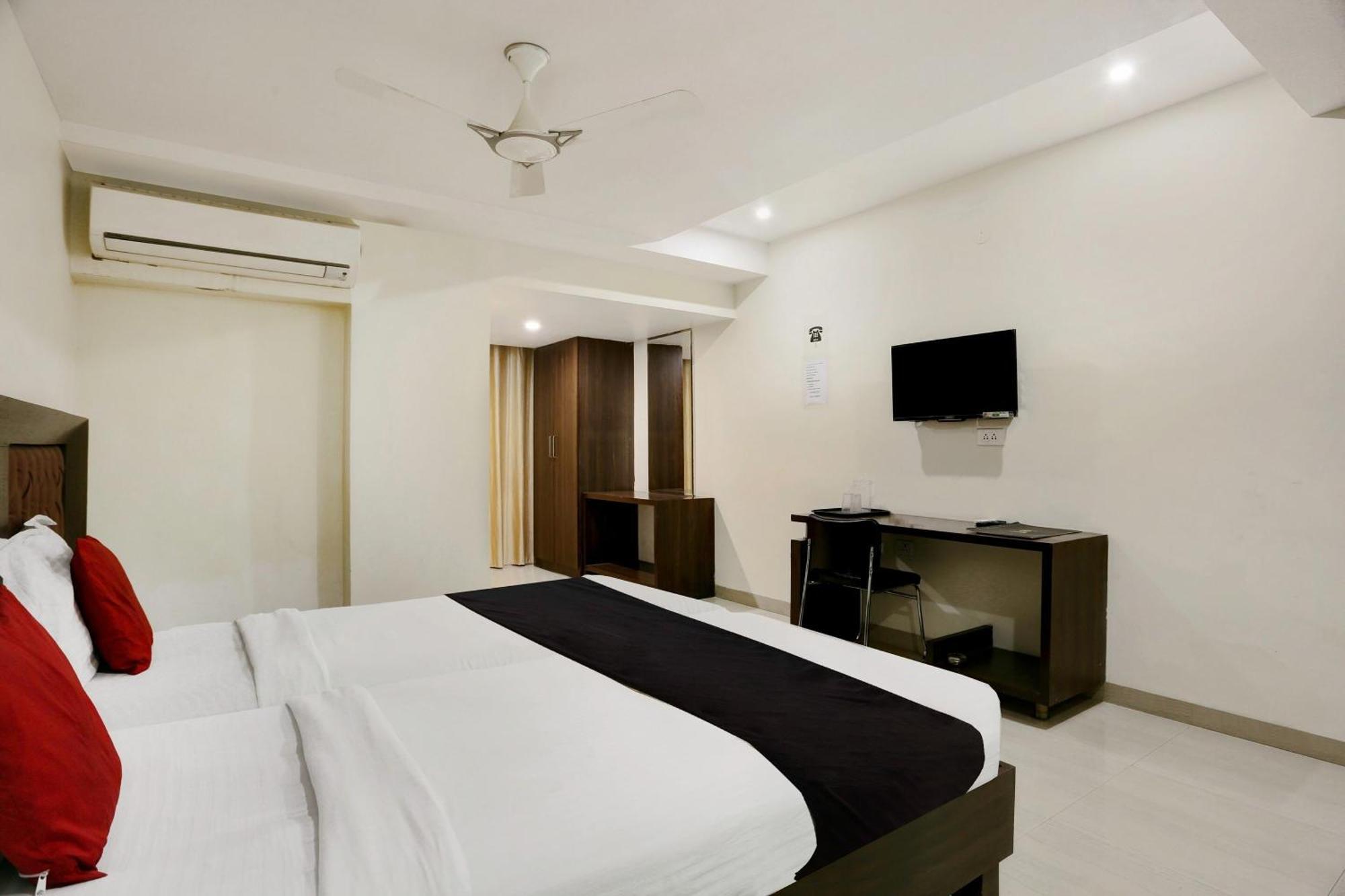 Townhouse Halcyon Deccan Inn Near Shilparamam Kondapur  Exterior foto