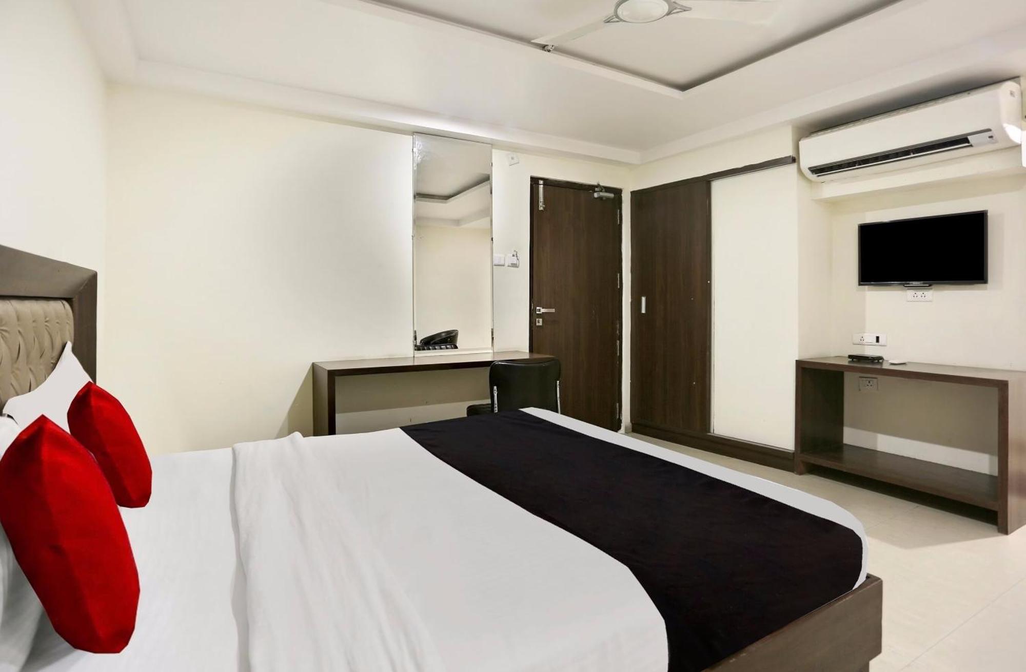 Townhouse Halcyon Deccan Inn Near Shilparamam Kondapur  Exterior foto