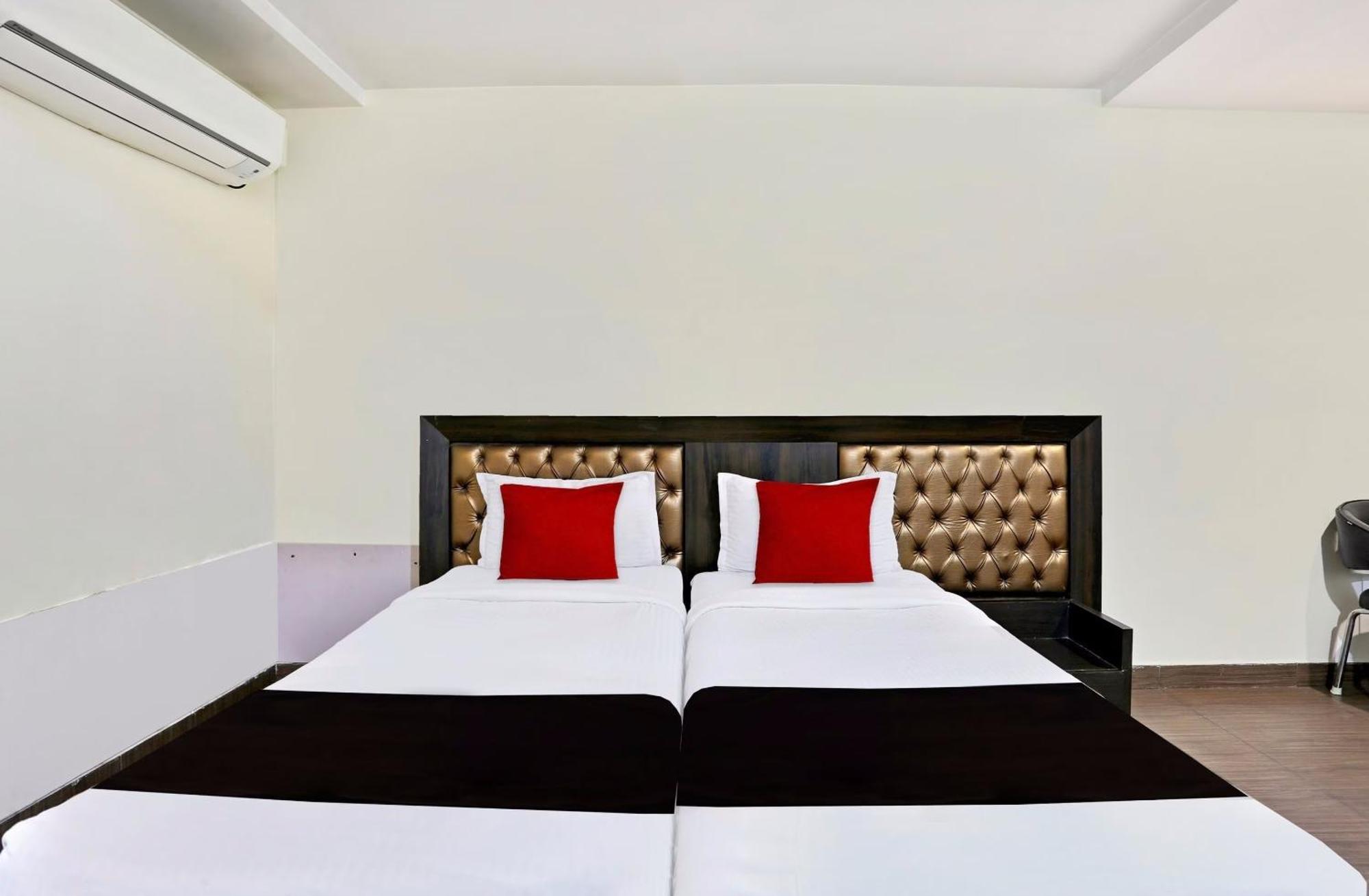 Townhouse Halcyon Deccan Inn Near Shilparamam Kondapur  Exterior foto