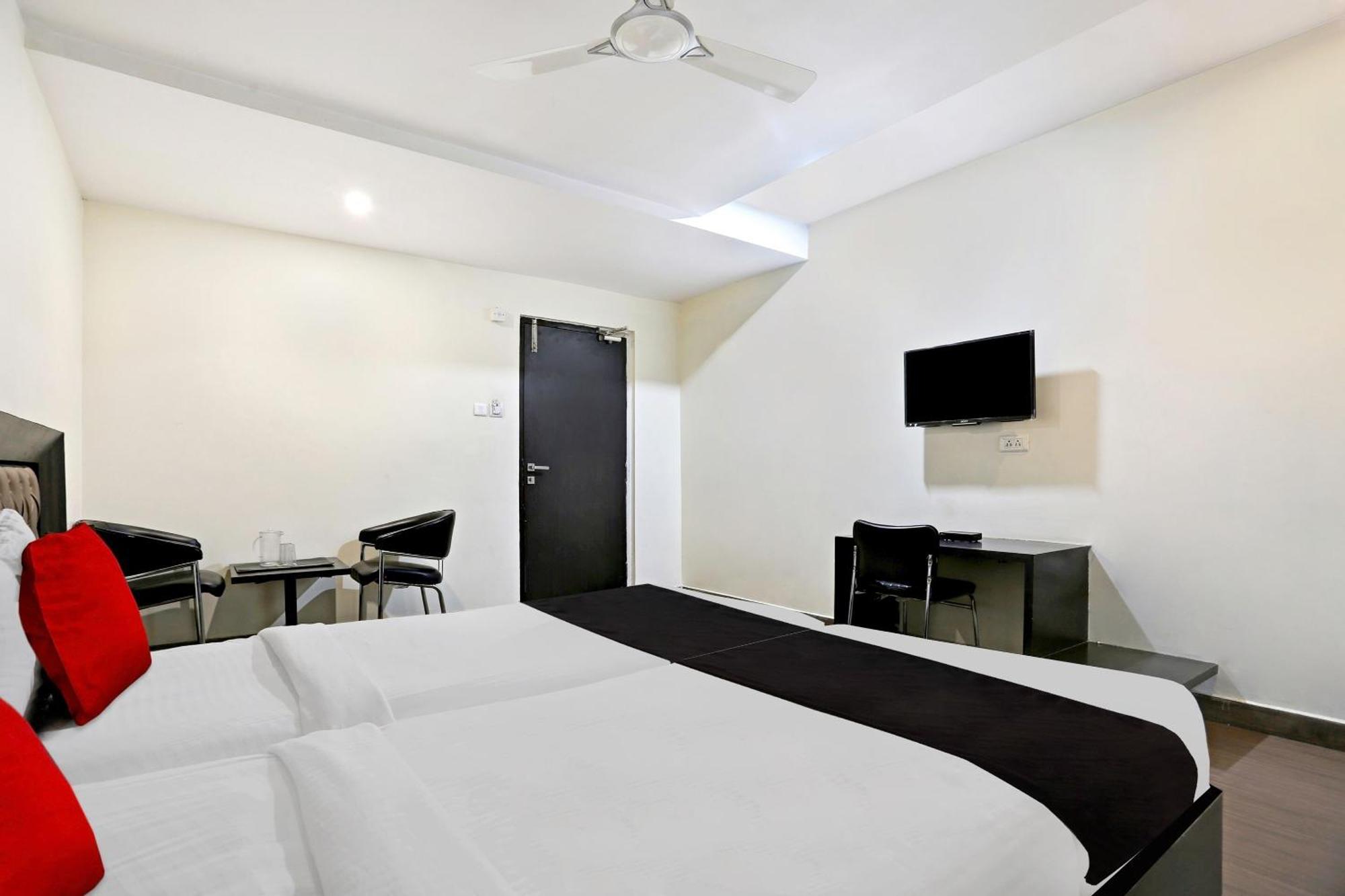 Townhouse Halcyon Deccan Inn Near Shilparamam Kondapur  Exterior foto