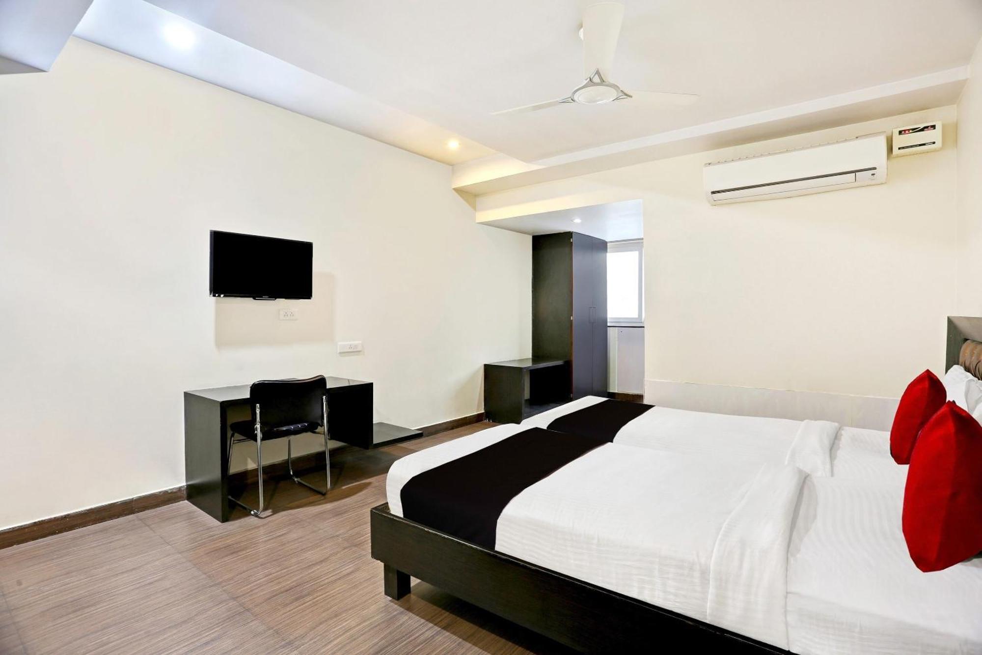 Townhouse Halcyon Deccan Inn Near Shilparamam Kondapur  Exterior foto