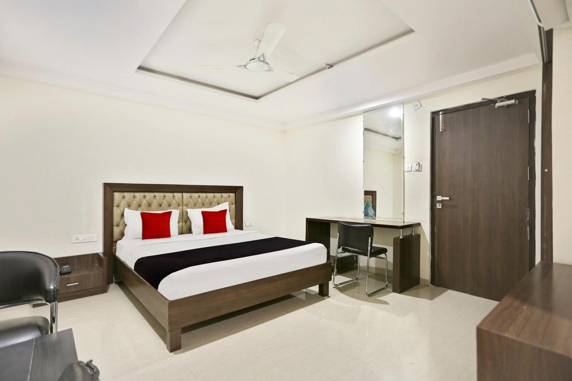 Townhouse Halcyon Deccan Inn Near Shilparamam Kondapur  Exterior foto